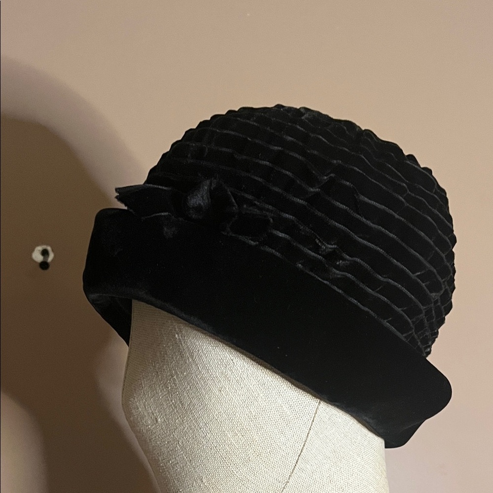 😄Art deco pillbox style velvet hat
